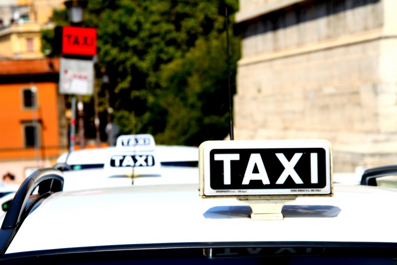 taxis-LA ROCHETTE-min_taxi_auto_rome_road_white-1051610